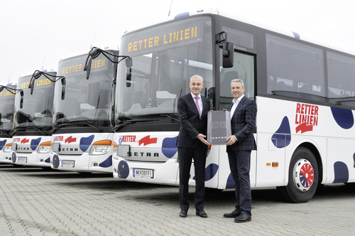 Geschäftsführer Hermann Retter (rechts) übernimmt am Standort Neunkirchen von Dr. Thomas Rohde, Geschäftsführer der Evobus Austria, die neuen Setra UL Business.