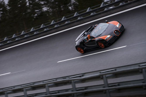 Geschwindigkeitsweltrekord für offene Seriensportwagen. Der Bugatti Veyron 16.4 Grand Sport Vitesse fuhr 408,84 km/h.