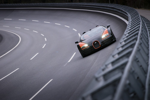 Geschwindigkeitsweltrekord für offene Seriensportwagen. Der Bugatti Veyron 16.4 Grand Sport Vitesse fuhr 408,84 km/h.