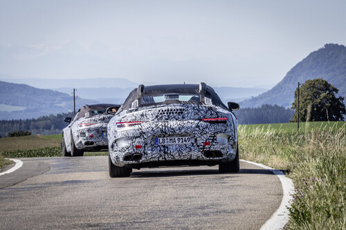 Getarnte Vorserienfahrzeuge auf Erprobungsfahrt: Mercedes-AMG SL Roadster.
