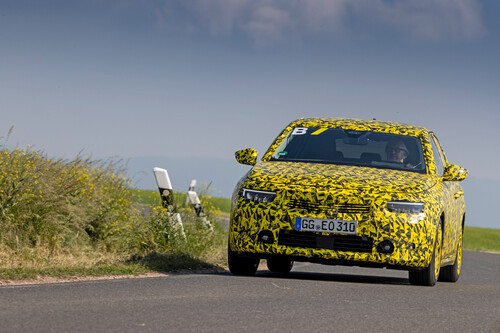 Getarnter Prototyp des neuen Opel Astra.