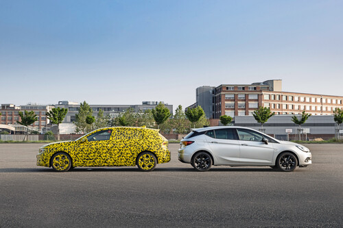 Getarnter Prototyp des neuen Opel Astra und das aktuelle Modell.