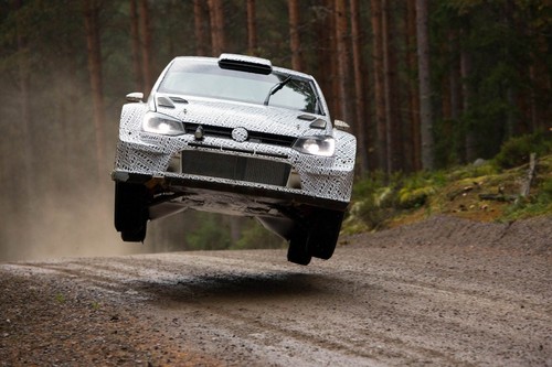 Getarnter Volkswagen Polo R WRC bei Testfahrten in Finnland.