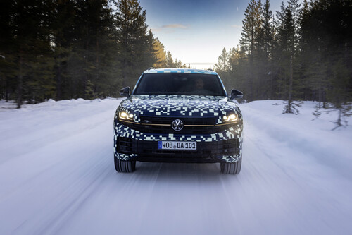 Getarnter VW Touareg in Lappland.