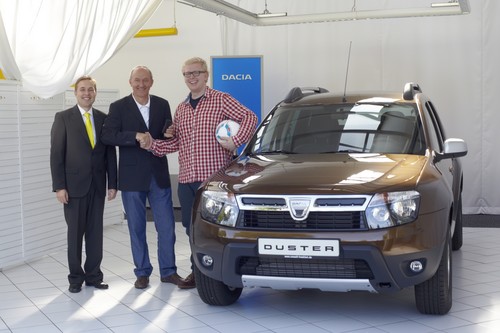 Gewonnen (von links):: Thomas Zanzinger (Geschäftsführer der Niederlassung Frankfurt) und Reinhard Zirpel, Vorstand Kommunikation Renault Deutschland AG) übergeben Johannes Wicke den Schlüssel für seinen Dacia Duster.