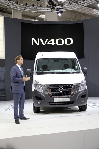 Gilles Normand, Corporate Vice President Nissan, präsentiert den Nissan NV400