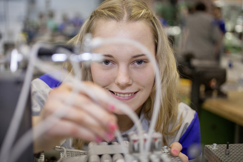 Girls' Day bei Volkswagen: Doreen Napierski (19) informierte im Stammwerk Wolfsburg über ihre Ausbildung zur Mechatronikerin.