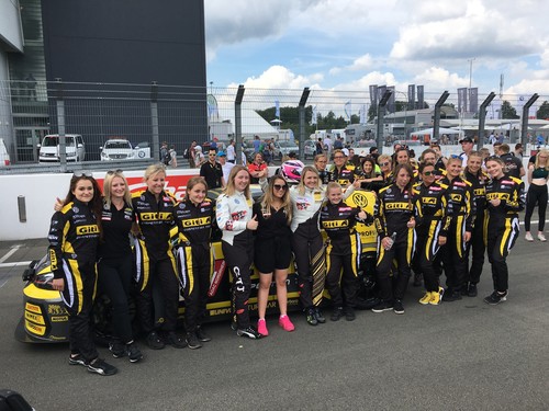 Girls only: Das reine Frauenteam bei den 24 Stunden am Nürburgring versammelt sich für ein Foto beim &quot;Grid Walk&quot;.