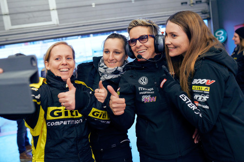 Girls only: Teile der Boxencrew von „Giti Tire Motorsport by WS Racing“ mit Teamchefin Ellen Lehmann (2.v.r).