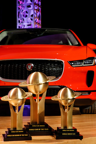 Gleich drei Mal konnte Jaguar Chefdesigner Ian Cullum beim &quot;World Car of the Year 2019&quot;-Award für den vollelektrischen Jaguar I-Pace einen Preis entgegennehmen.