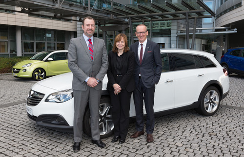 GM-Präsident Daniel Ammann, GM-Vortsnadsvorsitzende Mary Barra und Opel-Chef Dr. Karl-Thomas Neumann vor einem Opel Insignia Country Tourer.