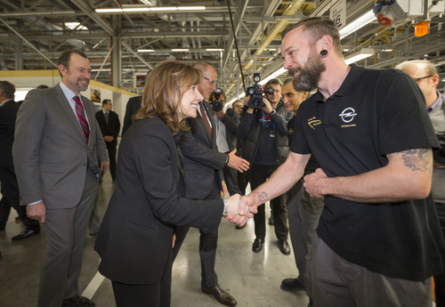 GM-Vorstandsvorsitzende Mary Barra beim Rundgang durch das Opel-Werk Rüsselsheim (links GM-Präsident Daniel Ammann).