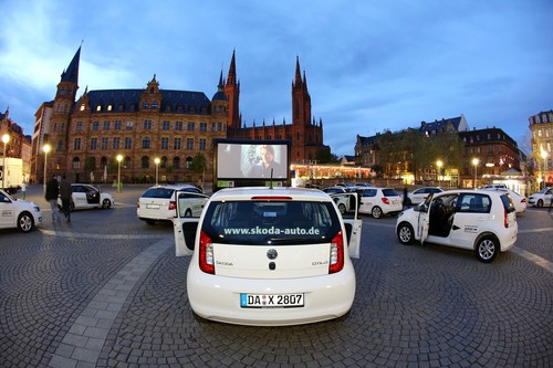 Go-East-Filmgestival: Skoda lädt zum Autokino in die Wiesbandener Innenstadt ein und stellt auch gleich noch die Fahrzeuge für die Zuschauer.