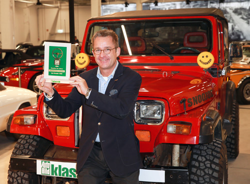„Goldenes Klassik-Lenkrad 2016“: Jeep-Pressesprecher Markus Hauf vor einem älteren Wrangler.