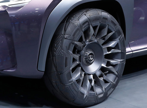 Goodyear-Konzeptreifen Urban Crossover auf dem Lexus UX-Konzept. 