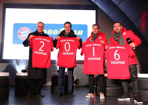 Goodyear wird Partner des FC Bayern München (v.l.): Club-Vorstandsvorsitzender Karl-Heinz Rummenigge, Jürgen Vorstandsvorsitzender Bayern München und Goodyears geschäftsführender Vorsitzender Jürgen sowie die Spieler Philipp Lahm und Frank Ribéry.