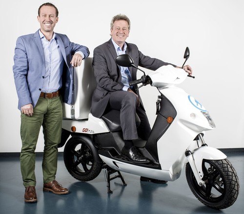 Govecs-Geschäftsführer Thomas Grübel (rechts) und Gunter Glück von Lease-Plan mit dem Go T2.6.