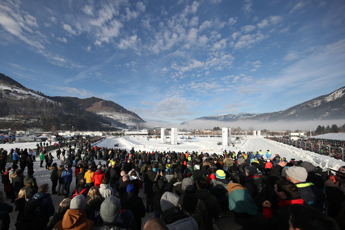 GP Ice Race: Blick auf die Eisbahn auf dem Alten Flugplatz in Zell am See.