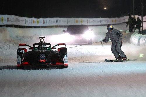 GP Ice Race: Skijöring mit dem Formel E Audi e-tron FE06.