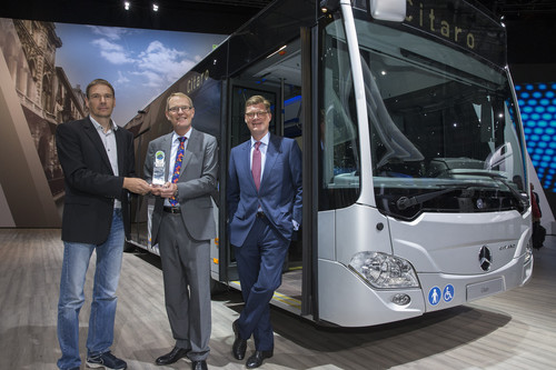 „Green Bus Award 2014“ für den Mercedes-Benz Citaro (von links): Sascha Böhnke („Omnibusrevue“), Daimlers Busvorstand Hartmut Schick und Verkaufs- und Marketingleiter Till Oberwörder.