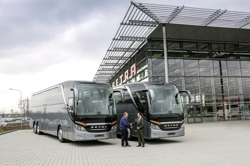 Greenbus-Firmeninhaber Paulo Santos (links) übernimmt in Neu-Ulm von Álvaro Pereira, Vertriebsmitarbeiter bei Evobus Portugal, seine ersten Setra Topclass 500 Busse.