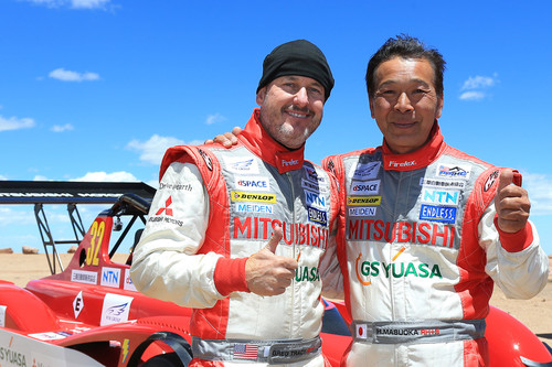 Greg Tracey (li.) und Hiroshi Masuoka belegten im Mitsubishi MiEV Evolution III die Plätze zwei und drei beim Pikes-Peak-Hillclimb-Rennen 2014. 