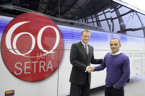 Großauftrag: Lothar Holder (links), Geschäftsführer Vertrieb Setra Omnibusse, und Metro-Gründer Galip Ötztürk besiegelten den Kauf von 50 Setra-Reisebussen der Comfort Class 400.
