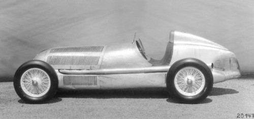 Großer Auftritt von Silberpfeilen bei Goodwood Revival 2012: Der Silberpfeil: Der Mercedes-Benz W 25 trug als erster Rennwagen diese Bezeichnung. Die Nibel-Konstruktion war in den Jahren 1934 bis 1937 sehr erfolgreich im internationalen Renngeschehen.
