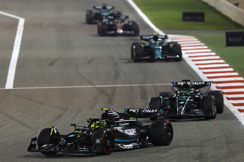 Großer Preis von Bahrain 2023: Lewis Hamilton und George Russell im Mercedes-AMG Petronas. 