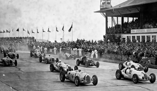 Großer Preis von Deutschland am 25. Juli 1937 auf dem Nürburgring kurz nach dem Start. Rudolf Caracciola (Startnummer 12) gewann das Rennen vor Manfred von Brauchitsch (Startnummer 14), beide im Mercedes-Benz W 125 .