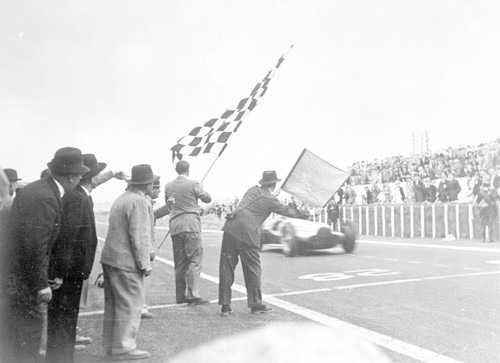 Großer Preis von Frankreich, 3. Juli 1938: Mercedes-Benz erzielte mit dem Rennwagen W 154 einen Dreifachsieg (Manfred von Brauchitsch – Rudolf Caracciola – Hermann Lang).