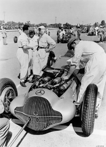Großer Preis von Tripolis, 15. Mai 1938: Rudolf Caracciola und Monteure bei den Startvorbereitungen am Mercedes-Benz Formel-Rennwagen W 154.