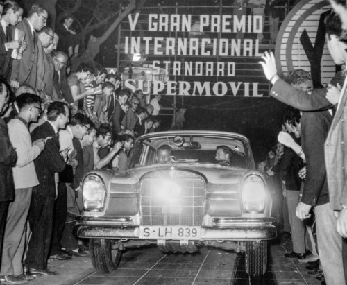 Großer Straßenpreis für Tourenwagen von Argentinien 1961: Hans Herrmann und Rainer Günzler mit einem Mercedes-Benz 220 SE.