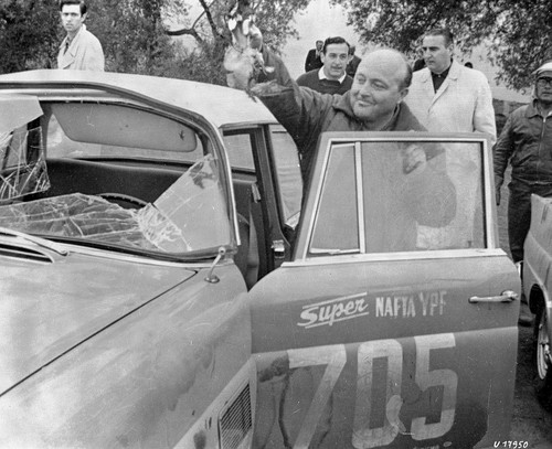 Großer Straßenpreis von Argentinien für Tourenwagen im Jahr 1963: Auf der ersten Etappe war Eugen Böhringer eine Taube bei ca. 200 km/h in die Windschutzscheibe seines Mercedes-Benz Typ 300 SE geflogen. Böhringer hatte sich einmal überschlagen, war jedoch anschließend wieder auf die Räder gefallen. Die Ersatzscheibe wurde behelfsmäßig mit Heftpflaster befestigt.