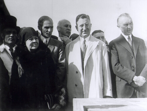 Grundsteinlegung für das Kölner Ford-Werk am 2. Oktober 1930 (von rechts): Konrad Adenauer, Europachef Sir Percival Lea Perry, Henry Ford und Ehefrau Clara.