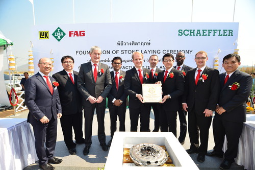 Grundsteinlegung für das neue Schaeffler-Werk in Chon Buri mit dem Management-Team der Region Asien/Pazifik (in der Mitte CEO Andreas Schick).