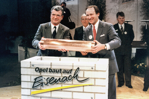 Grundsteinlegung für das Opel-Werk Eisenach am 7. Februar 1991: Unternehmenschef Louis R. Hughes (r.) und Thüringens Ministerpräsident Josef Duchac.