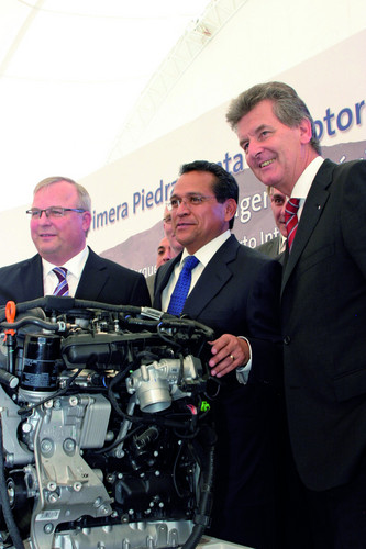 Grundsteinlegung für die neue VW-Motorenfabrik in Mexiko
(v.l.): Produktionsvorstand Hubert Waltl, Juan Manuel Oliva Raminéz (Gouverneur des Bundesstaates Guanajuato) und Otto Lindner, Vorstandsvorsitzender von Volkswagen de México.