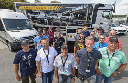 Gruppenfoto der 18 Teilnehmer des Finales ‚Deutschlands beste Transporterfahrer‘ auf dem Hockenheimring.