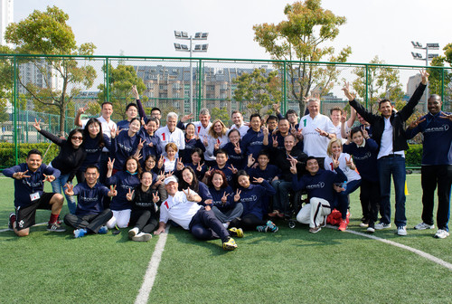 Gruppenfoto der Laureus Botschafter mit den Teilnehmern des Laureus Hope School Sport for Good-Programms. 