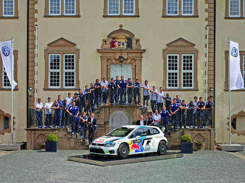 Gruppenfoto mit den Schalke-Profis, Frank Jürgens (u.r.), Leiter Vertrieb Deutschland Volkswagen Pkw, und André Kückelhahn (u.l.), Regionalleiter Vertrieb Region West Marke Volkswagen, am Polo WRC.