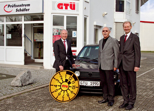 GTÜ-Mitarbeiter der ersten Stunde: Prüfingenieur Egon Schäfer (Mitte) mit Geschäftsführer Rainer de Biasi (links) und Rainer Süßbier, Technischer Leiter.