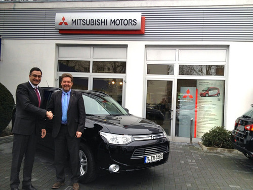 Guido Riemann (li), Geschäftsführer der Michael Hadad Autohandel GmbH. übergibt BEM-Präsident Kurt Sigl den neuen Dienstwagen.