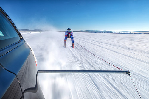 Guinness-Rekord: Abfahrtspezialist und Olympiateilnehmer Graham Bell erreichte auf Skiern hinter einem Jaguar XF Sportbrake AWD 3.0 V6 als Zugfahrzeug eine Durchschnittsgeschwindigkeit von 189,07 km/h. 