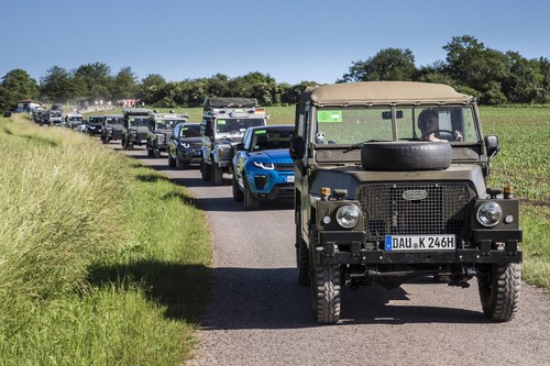 Guinness-Weltrekord: Parade mit 632 Autos zum 70. Geburtstag von Land Rover.