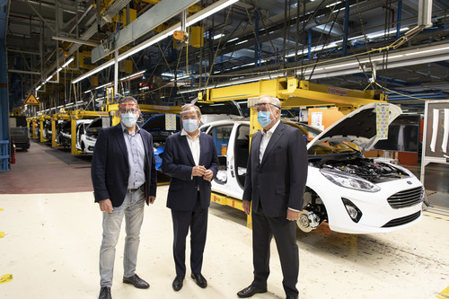 Gunnar Herrmann, Vorsitzender der Geschäftsführung der Ford-Werke, Nordrhein-Westfalens Ministerpräsident Armin Laschet und Martin Hennig, Vorsitzender des Betriebsrats der Ford-Werke (von rechts), beim Rundgang durch die Endmontage der Fiesta-Fertigung in Köln,.