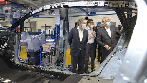 Gunnar Herrmann, Vorsitzender der Geschäftsführung der Ford-Werke (re.), zeigt Nordrhein-Westfalens Ministerpräsident Armin Laschet den Wiederanlauf der Fiesta-Fertigung in Köln-Niehl. 