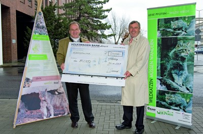 Günter Damme (rechts), Leiter Umwelt bei Volkswagen, übergab den Scheck an Carl-Wilhelm Bodenstein-Dresler, BUND-Geschäftsführer des Landesverbandes Niedersachsen.