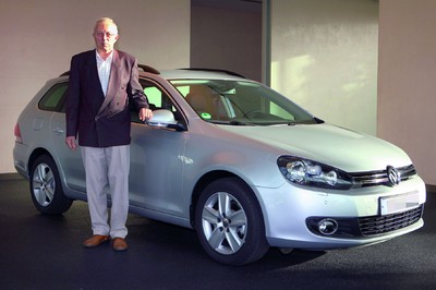 Günther Mischke aus Wolfsburg nahm heute den ersten neuen Volkswagen Golf Variant in der Autostadt entgegen. 