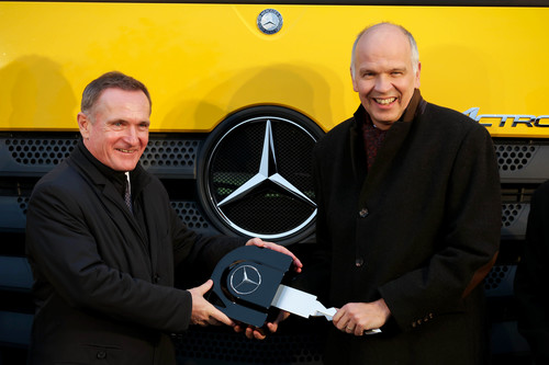 György Wáberer, Geschäftsführer der Waberer’s International, und Ulrich Bastert, Leiter Vertrieb Mercedes-Benz Lkw, bei der Übergabe der Fahrzeuge im Werk Kecskemét.